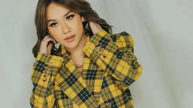 Bunga Citra Lestari tampil stunning mengenakan blazer kuning motif kotak-kotak yang ia jadikan dress. [@itsmebcl]