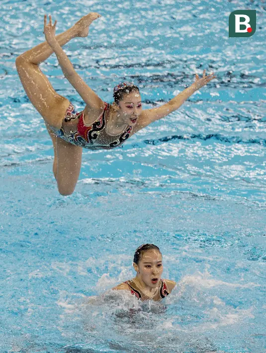 Para perenang China tampil pada nomor beregu cabang renang indah Asian Games XVIII di Stadion Aquatic Senayan, Jakarta, Rabu (29/8/2018). (Bola.com/Vitalis Yogi Trisna)