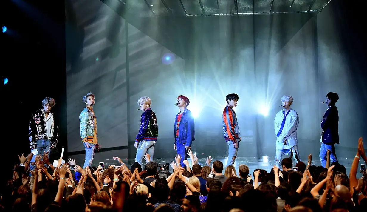 Namun sayangnya baru-baru ini beredar kabar jika lagu Fake Love disensor oleh beberapa radio di Amerika Serikat. Saat mendengar lagu Fake Love yang diputar, beberapa penggemar menyadari jika ada bait yang disensor. (Foto: Soompi.com)