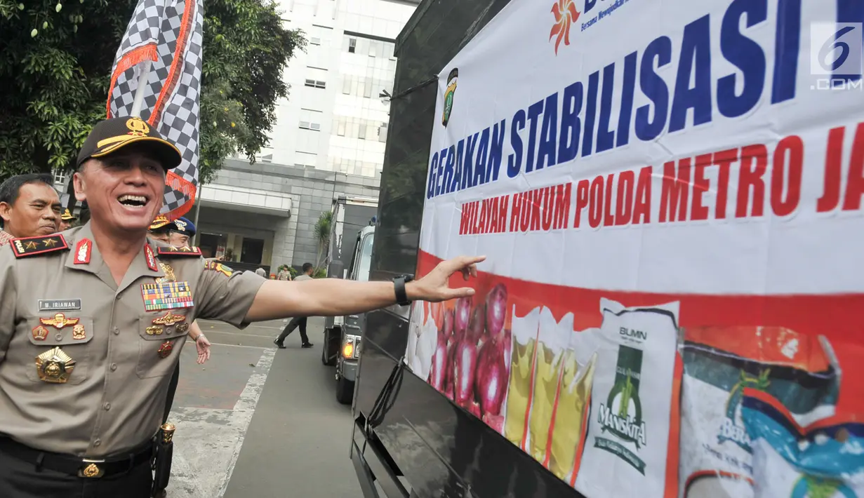 Kapolda Metro Jaya Irjen Pol Mochammad Iriawan mengecek truk berisi sembako di halaman Polda Metro Jaya, Kamis (8/6). Polda Metro Jaya dan Bulog menggelar kegiatan bazar murah "Gerakan Stabilisasi Pangan" menjelang Idul Fitri. (Liputan6.com/Yoppy Renato)