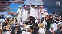 Calon presiden nomor urut 2, Prabowo Subianto meneriakan kalimat takbir dan kata-kata merdeka saat menyampikan sambutan dalam reuni 212 di Lapangan Monas, Minggu (2/12/2018). (Liputan6.com/Herman Zakharia)