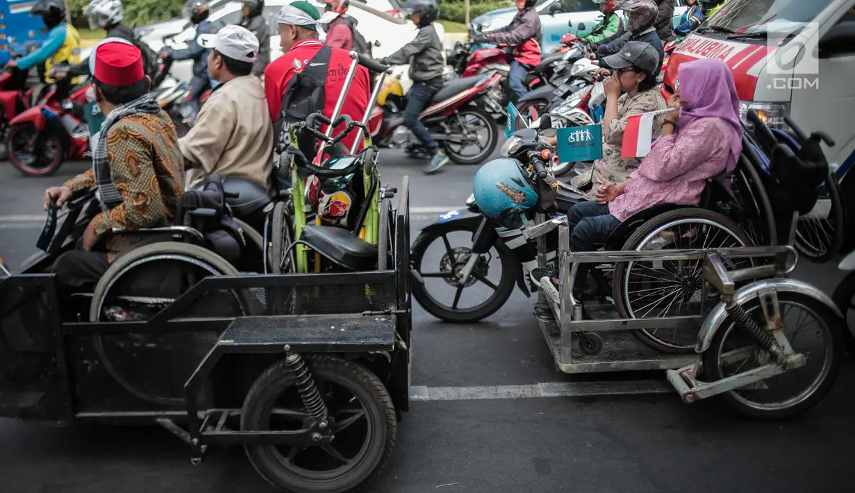 Penyandang disabilitas dengan menggunakan kendaraan yang dimodifikasi khusus mengikuti pawai budaya di kawasan MH Thamrin, Jakarta, Selasa (27/8/2019). Kegiatan bertema “Menuju Disabilitas Merdeka' itu menuntut pemerintah untuk tidak melakukan diskriminasi terhadap mereka. (Liputan6.com/Faizal Fanan