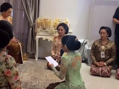 Pada pagi ini, Jumat (9/12/2022) Erina Gudono menggelar prosesi sungkeman kepada kedua orang tua serta acara langkahan. Acara langkahan tersebut digelar karena dirinya meminta izin untuk 'melangkahi' kedua kakaknya untuk menikah. (Liputan6.com/IG/@hepidavid)