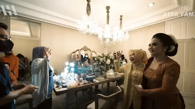 Krisdayanti berjumpa dengan ibunda Anang Hermansyah (YouTube/AH)