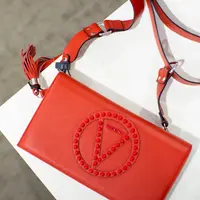 Label fashion mewah Valentino tidak akan lagi menggunakan bulu binatang dalam setiap koleksinya. (Unsplash.com/Jordan Nix)