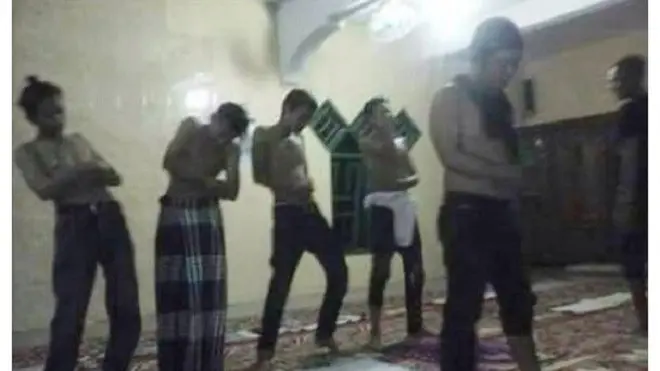 Kelima pemuda itu juga menampilkan gerakan salat dengan hanya mengenakan bawahan. (Liputan6.com/Fauzan)