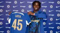Romeo Lavia merupakan produk akademi Manchester City yang tak sempat membela tim senior. Pada awal musim 2022/2023 ia langsung dilepas Manchester City U-21 ke Southampton. Hanya semusim bersama Southampton yang akhirnya terdegradasi ke Championship, ia lantas dipinang Chelsea pada awal musim 2023/2024 dengan mahar fantastis senilai 62,1 juta euro. (chelseafc.com)