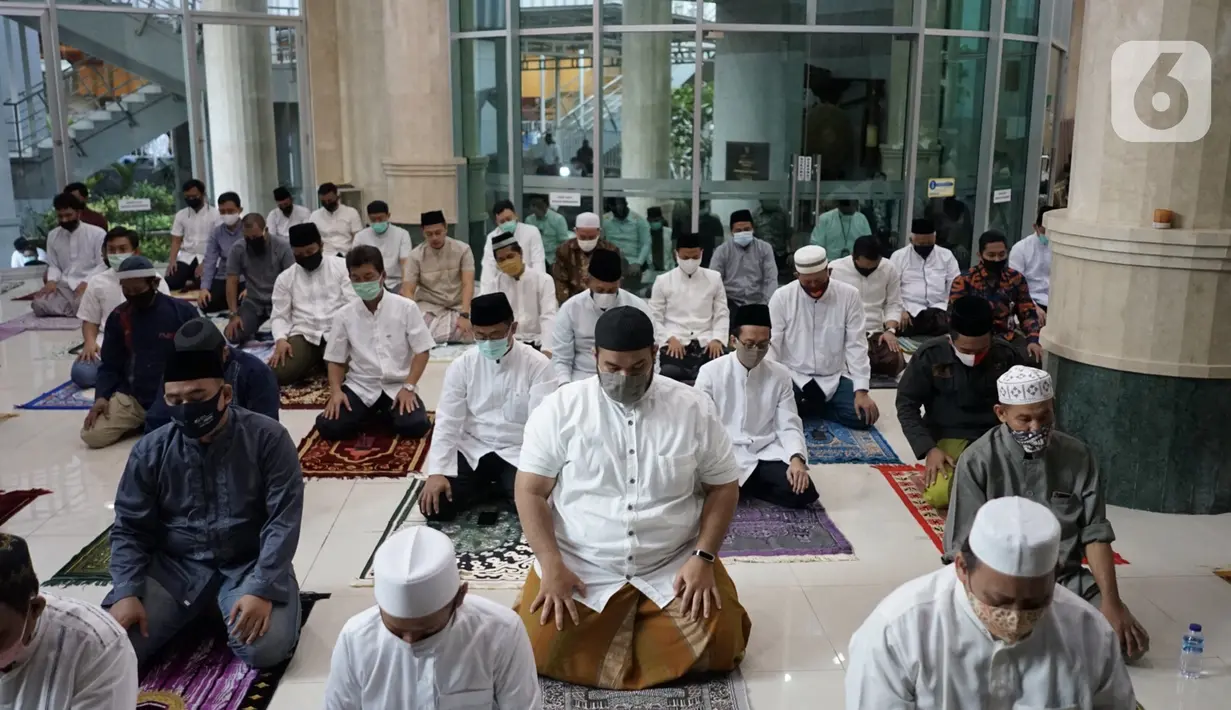 Para jemaah melaksanakan salat Idul Adha di Masjid Fatahillah Balai Kota, Jumat (31/7/2020). Selain mengenakan masker, para jemaah juga harus mengambil jarak sekitar satu meter dari sisi kiri dan kanan. (Liputan6.com/Immanuel Antonius)