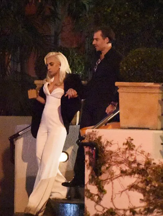 “Mereka masih mencoba untuk merahasiakannya tetapi telah membicarakan pad teman dan keluarga,” ucap sumber pada Naughty Gossip yang dilaporkan aceshowbiz. (doc.dailymail.com)