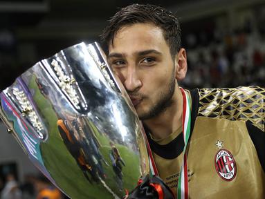 Gianluigi Donnarumma berhasil meraih gelar perdana dalam kariernya dengan mengantar AC Milan meraih Piala Super Italia 2016 pada Sabtu (24/12/2016). Kiper berusia 17 tahun ini membawa Rossoneri menang adu penalti 4-3 atas Juve. (AFP/Karim Jaafar)