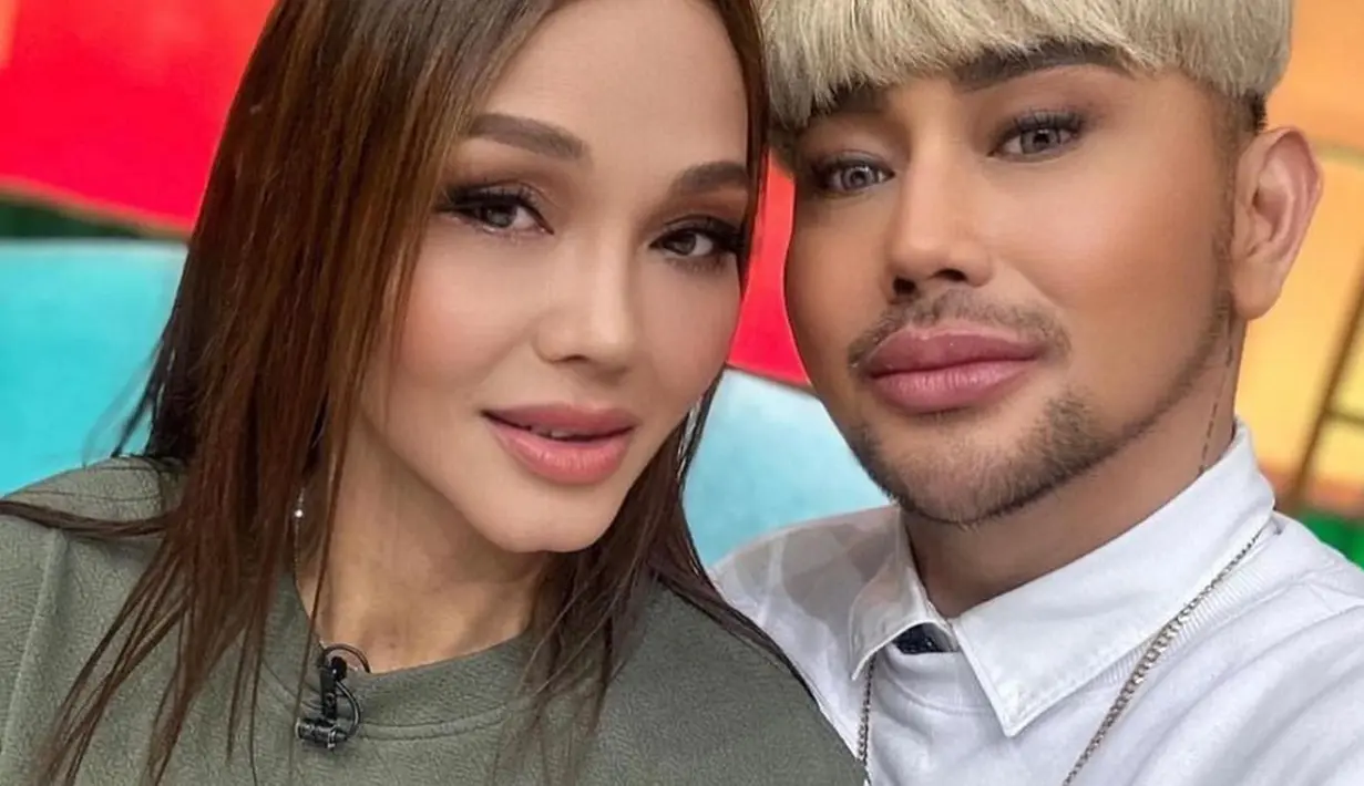 Seperti diketahui, Bunda Corla selama ini dikenal selalu tampil natural tanpa makeup. Dalam fotonya ini, ia tampak begitu menawan dengan makeup flawless. Parasnya terlihat lebih fresh saat mengenakan makeup. (Liputan6.com/IG/@corla_2)