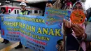Polda Metro Jaya bekerjasama dengan LBH APIK melakukan launcing alat kampanye berupa stiker yang di bagikan kepada masyarakat pengguna Kereta di Stasiun Tanah Abang, Jakarta, Kamis (21/12). (Liputan6.com/JohanTallo)
