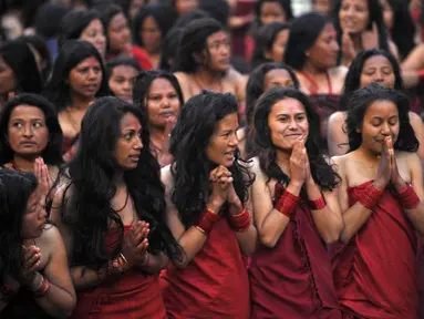 Ratusan wanita Nepal mandi bersama di Sungai Bagmati saat Festival Swasthani, Kathmandu, Selasa (20/1/2015). (AFP Photo/Prakash Mathema)