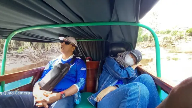 Resti Julianti, perempuan asal Sungai Guntung, Riau. Didera berbagai rintangan, menguatkan tekad sebagai Mantri BRI untuk melayani nasabah BRI di wilayah perbatasan Riau – Jambi.