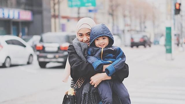 6 Selebriti yang Melahirkan dengan Gentle Birth, Tangguh Banget