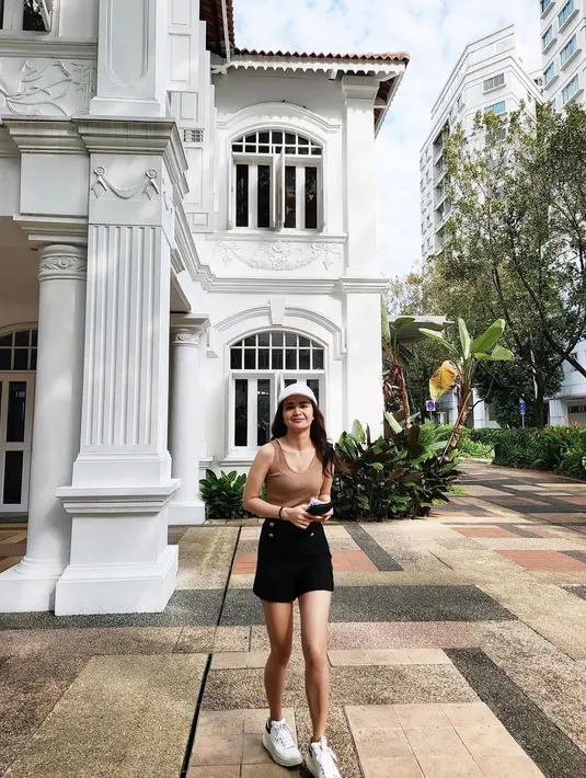 Berkunjung ke Singapura, Michelle Ziudith tampil kece dengan celana pendek dan cutout long sleeve.
 [instagram/michelleziu]