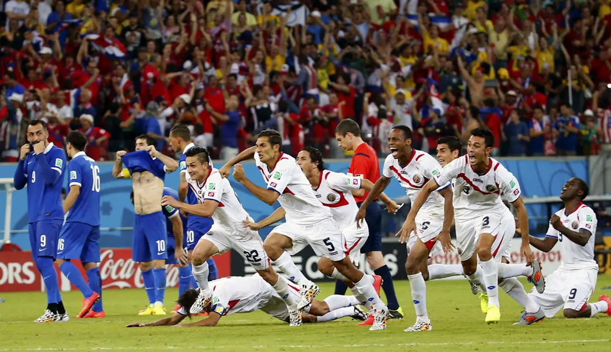 Selebrasi pemain Timnas Kosta Rika usai menggusur Yunani 1-1 (5-3) di laga 16 besar Piala Dunia 2014 di Stadion Pernambuco, Recife, (30/6/2014). (REUTERS/Yves Herman) 