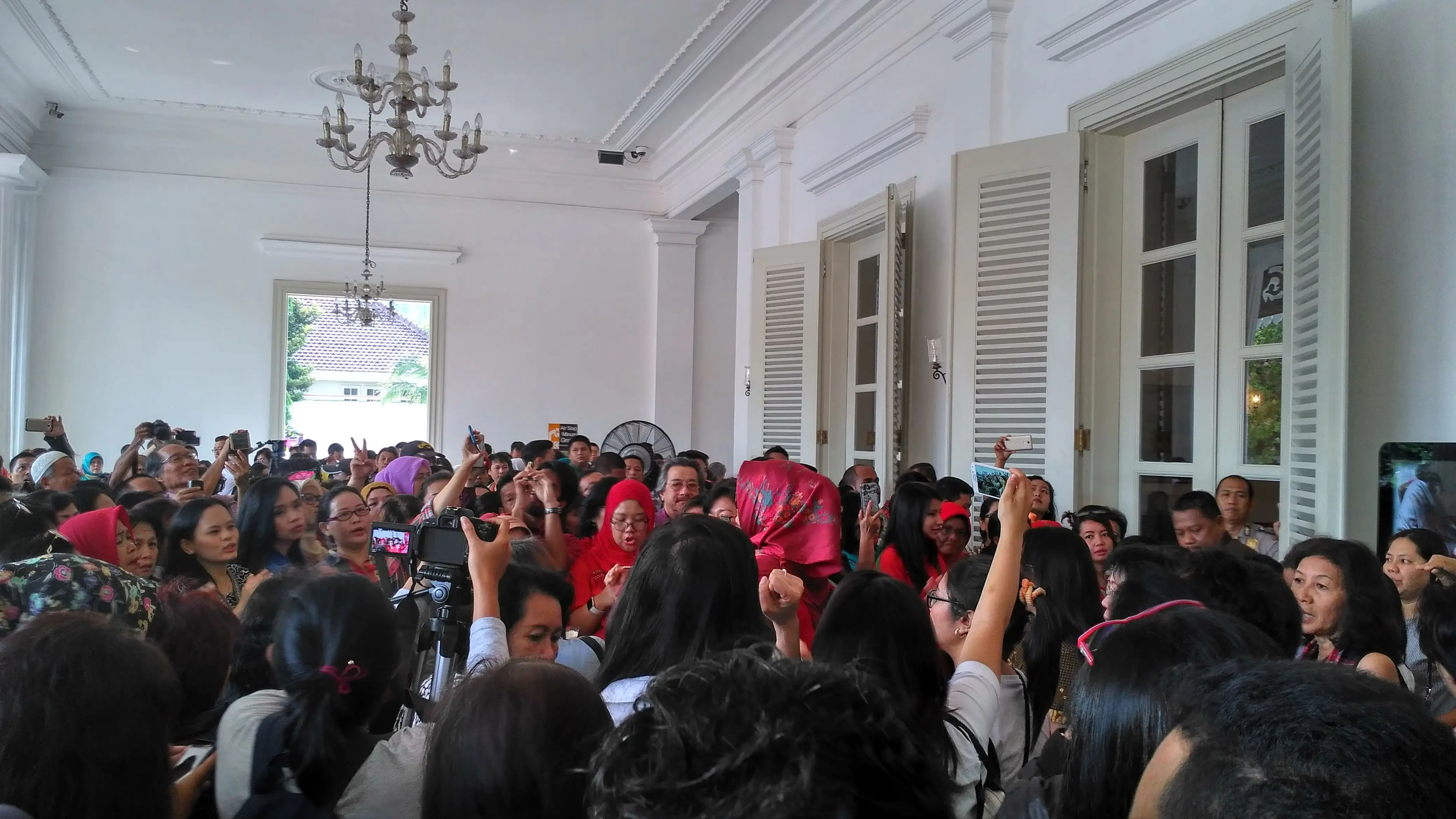 Warga datang ke Balai Kota untuk memberikan dukungan kepada Ahok dan Djarot. (Liputan6.com/Ika Defianti)