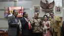 Ketua Komisi Pemberantasan Korupsi (KPK), Firli Bahuri (tengah) berfoto bersama anggota Komisi III DPR seusai rapat kerja dengan Komisi III DPR di Kompleks Parlemen, Senayan, Jakarta, Rabu (7/9/2022). Rapat tersebut membahas RKA K/L tahun 2023 dan pembahasan usulan program yang akan didanai oleh DAK. (Liputan6.com/Angga Yuniar)