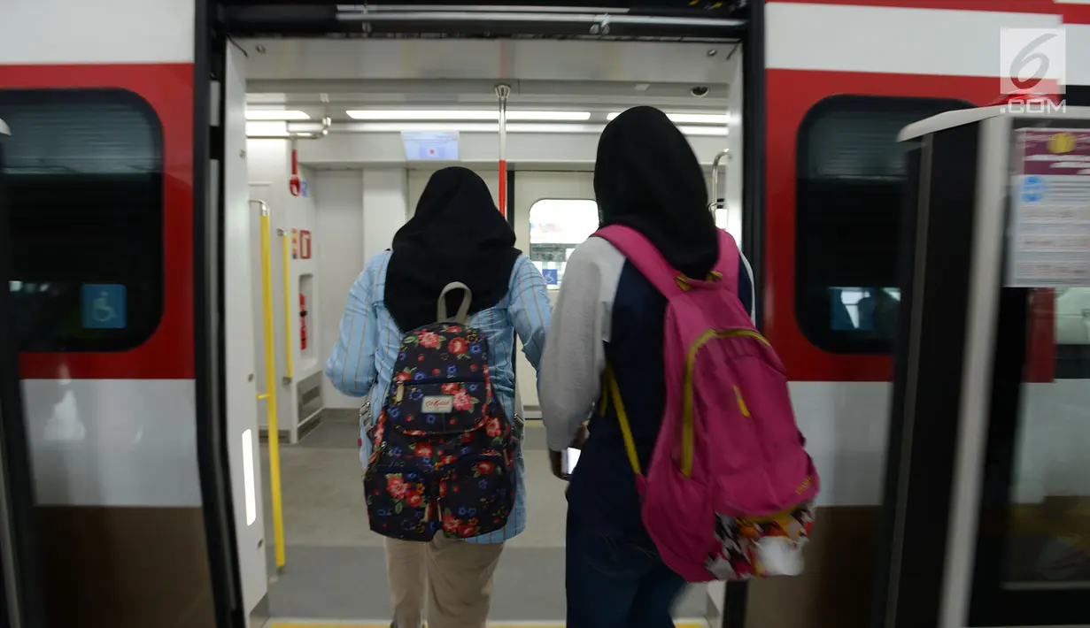 Warga menaiki moda transportasi kereta ringan atau light rail transit (LRT) saat berlangsung uji coba di Jakarta, Selasa (11/6/2019). Manajemen PT LRT Jakarta menetapkan kuota 5.000 penumpang per hari untuk uji coba publik. (merdeka.com/Imam Buhori)