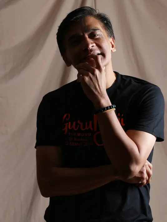 "Semuanya enggak gampang itu, enggak gampang banget. Terutama kesulitan pada saat naik sepeda roda satu, itu anak muda biasa aja bisa patah pinggang itu rasanya," kata Donny dilansir dari Liputan6. (Adrian Putra/Bintang.com)