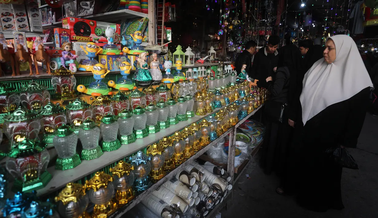 Seorang wanita Palestina mengunjungi pasar menjelang bulan suci Ramadan di Gaza City pada 20 April 2020. umat muslim di dunia akan menjalani Ramadan yang berbeda tidak seperti sebelumnya. (Xinhua/Yasser Qudih)