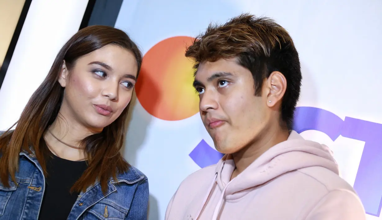 Mengaku bukan tipikal pria yang romantis, perayaan valentine tahun ini pun ia belum menyiapkan apapun yang spesial untuk kekasihnya tersebut. Membelikan tanaman seperti tahun lalu, Gino pun hanya sekedar coba-coba. (Adrian Putra/Bintang.com)