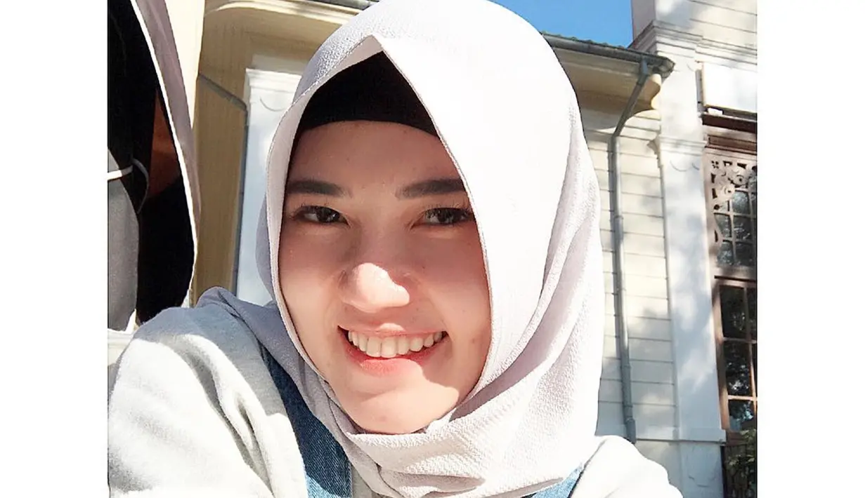 Via Vallen yang dijuluki "Ratu Kolo Dangdut" ini terlihat sangat menggemaskan saat mengenakan hijab.(Liputan6.com/IG/@viavallen)