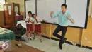 Dua murid tertawa melihat mantan abang Jakarta sedang dihukum saat peringati Hardiknas di SDN 01 Pagi Tegal Parang, Jakarta (2/5). Kegiatan ini bertujuan memberikan Inspirasi kepada siswa sebagai generasi penerus bangsa. (Liputan6.com/Gempur M Surya)