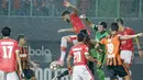Kiper Perseru Serui, Sukasto Efendi berusaha menghalau bola dari sundulan pemain Persija Jakarta, Willian Pachecho  pada Liga 1 2017 di Stadion Patriot, Bekasi,(13/6/2017). Persija menang 3-0. (Bola.com/Nicklas Hanoatubun)