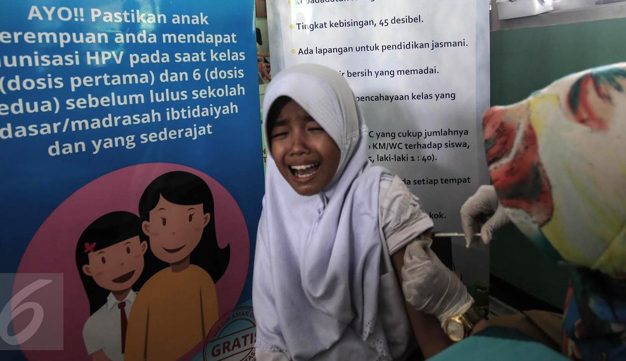 Ekspresi seorang anak saat mengikuti Bulan Imunisasi Anak sekolah (BIAS) di SDN 11 Pagi, Lubang Buaya, Jakarta, Selasa (4/10). Kegiatan ini untuk mewujudkan Indonesia bebas dari kanker serviks. (Liputan6.com/Faizal Fanani)