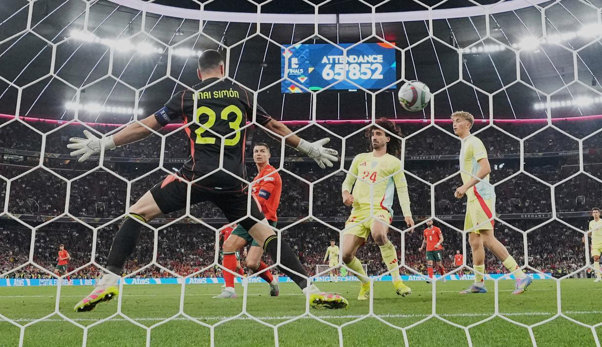 Pemain Portugal, Cristiano Ronaldo, mencetak gol ke gawang Spanyol pada laga final UEFA Nations League 2025 di Allianz Stadium, Senin (09/06/2025) dini hari WIB. (AP Photo/Martin Meissner)