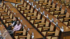 Suasana Sidang Paripurna DPR ke-12 masa persidangan I tahun 2015-2016, Senayan, Jakarta, Selasa (8/11/2015). Sidang ditunda hingga Selasa (15/12) mendatang karena hanya dihadiri oleh 144 dari 557 orang anggota. (Liputan6.com/Johan Tallo)