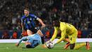 Kiper Inter Milan, Andre Onana (kanan) menangkap bola hasil tembakan gelandang Manchester City, Phil Foden pada laga final Liga Champions 2022/2023 di Ataturk Olympic Stadium, Istanbul (10/6/2023). Keseriusan Manchester United untuk mendatangkan Andre Onana dari Inter Milan terlihat dengan kesiapan Setan Merah mengeluarkan dana mencapai 50 juta poundsterling. (AFP/Paul Ellis)