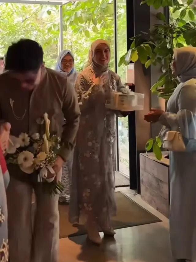 Irish Bella saat Dampingi sang Adik Melamar Kekasihnya pakai dress abu-abu. [@_irishbella_]