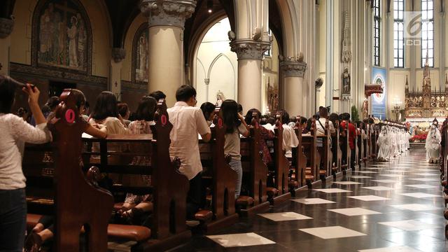 Suasana Misa Natal di Gereja Katedral