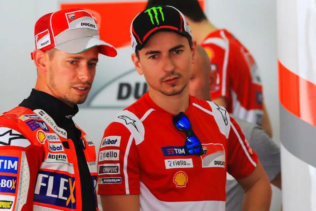 Casey Stoner dan Jorge Lorenzo (kanan).