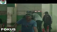 Ditengah kepanikan ratusan pekerja pabrik yang berhamburan keluar bangunan, beberapa diantaranya jatuh pingsan hingga harus dievakuasi oleh petugas kesehatan.