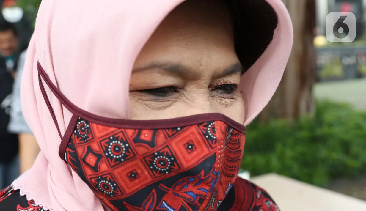 Mantan Bupati Bogor, Nurhayanti meninggalkan gedung KPK usai menjalani pemeriksaan sebagai saksi, Jakarta, Selasa (14/7/2020). Nurhayanti diperiksa sebagai saksi dalam kasus korupsi pemotongan uang dan gratifikasi yang dilakukan eks Bupati Bogor Rachmat Yasin. (Liputan6.com/Helmi Fithriansyah)