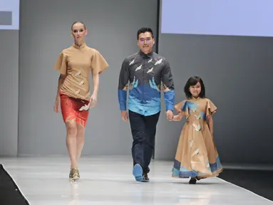 Model dan perancang busana berjalan diatas catwalk menujukkan karyanya di Jakarta Fashion Week 2018 di Senayan City, Jakarta, Sabtu (21/10). Jakarta Fashion Week 2018 akan berlangsung pada 21-27 Oktober mendatang. (Liputan6.com/Herman Zakharia)