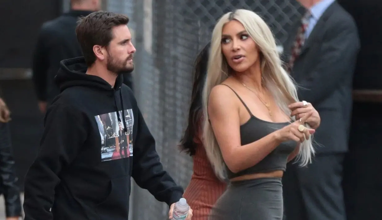 Kim Kardashian pun memberitahu Scott bahwa ia akan miliki anak ketiganya dalam beberapa bulan. (Radar Online)