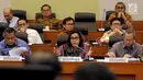 Menteri Keuangan Sri Mulyani  memberi paparan dalam rapat kerja dengan Badan Anggaran (Banggar) DPR di Gedung Nusantara II DPR, Kamis (31/5). Rapat membahas kerangka ekonom makro dan pokok-pokok kebijakan fiskal tahun 2019. (Liputan6.com/Johan Tallo)