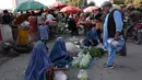 Sejumlah wanita menjual sayur-sayuran di sebuah pasar tradisional di Kabul, Afghanistan, Rabu (9/10/2019). Afghanistan bertengger di peringkat 175 dalam Indeks Pembangunan Manusia Perserikatan Bangsa-Bangsa. (AP Photo/Tamana Sarwary)