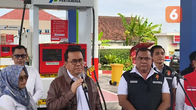 Mendag Budi Santoso saat ekspos SPBU menyalahi aturan di Kecamatan Baros Kota Sukabumi, Rabu (19/2/2025). (Liputan6.com/Fira Syahrin).