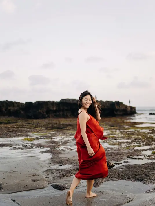 Tamara memiliki paras cantik yang membuat warganet terpanah. Penampilannya saat berlibur ke pantai menggunakan dress merah ke oranyean sangatlah cantik. (Liputan6.com/IG/@tamarawuu)