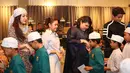 Penyanyi pendatang baru Aleta Molly mengelar acara berbagi kasih dengan anak-anak yatim piatu. Dalam acara yang digelar di Cilandak Town Square itu juga dihadiri oleh Bella Shopie dan Esal Revano. (Bambang E. Ros/Bintang.com) 