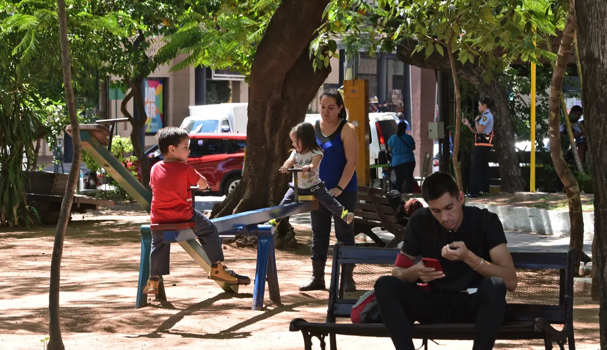 Anak-anak bermain di alun-alun di Asuncion (22/2/2022). Pemerintah Paraguay mengumumkan pada Selasa (22/2) bahwa mereka mencabut semua pembatasan sanitasi terkait pandemi COVID-19, kecuali untuk penggunaan masker di dalam ruangan dan di tempat ramai. (AFP/Norberto Duarte)