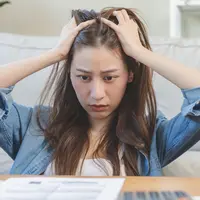 Ilustrasi perempuan merasa stres/copyrightshutterstock/Kmpzzz