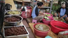 Petugas memasak untuk persiapan berbuka puasa di dapur umum Masjid Istiqlal, Jakarta, Selasa (7/5/2019). Selama bulan Ramadan, Masjid Istiqlal menyediakan 2.000 sampai 4.000 takjil dan nasi kotak bagi masyarakat yang berbuka puasa di masjid tersebut. (Liputan6.com/Faizal Fanani)