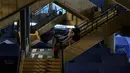 Sebagai informasi, melansir keterangan dari laman resmi Perserikatan Bangsa Bangsa (PBB), Senin (6/4/2026), Juru Bicara Sekretaris Jenderal PBB, Stephane Dujarric mengatakan krisis pengungsi di Lebanon semakin parah akibat operasi pengeboman dan serangan darat Israel yang berlangsung sejak awal Maret 2026 lalu. Tampak dalam foto, para perempuan pengungsi berdiri di Stadion Camille Chamoun Sports City Stadium, yang telah diubah menjadi tempat penampungan bagi orang-orang yang melarikan diri dari serangan udara Israel di Lebanon selatan, Beirut, Lebanon, Rabu 8 April 2026. (AP Photo/Bilal Hussein)